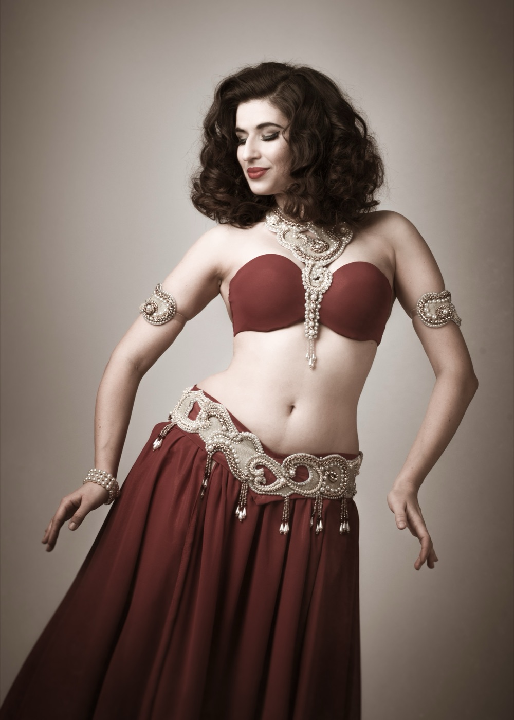 Lenka Badriyah, curator en buikdansdocente, danst Raqs Sharqi op Leylet Raqs in Gent